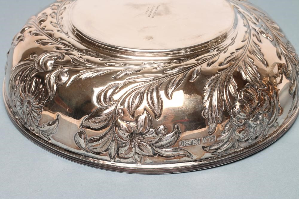 A LATE VICTORIAN SILVER CENTRE DISH AND STAND Image