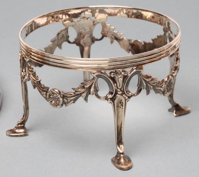A LATE VICTORIAN SILVER CENTRE DISH AND STAND Image