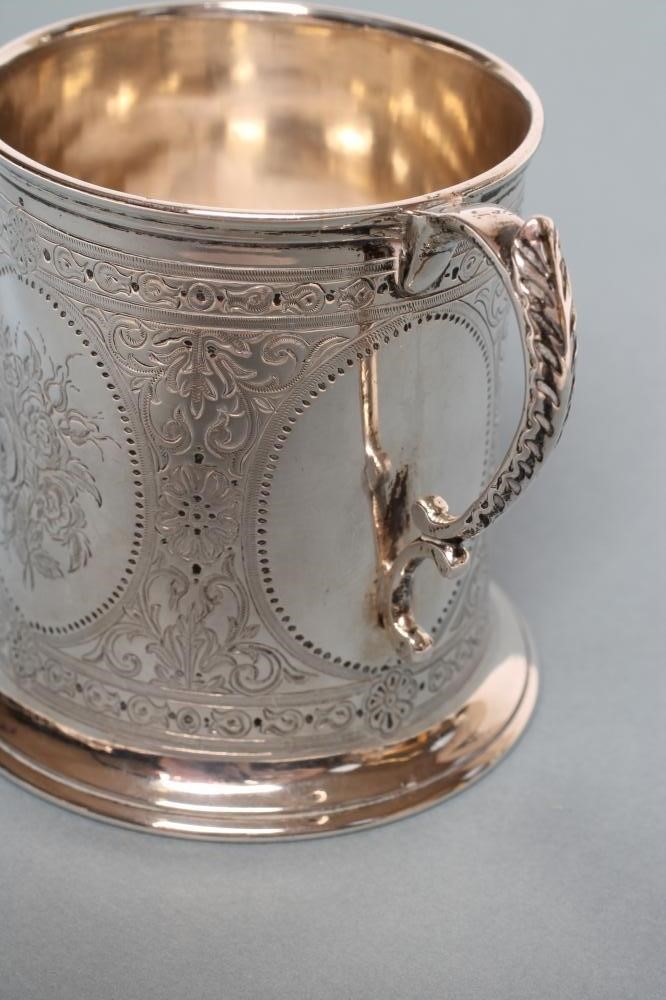 A VICTORIAN SILVER MUG Image