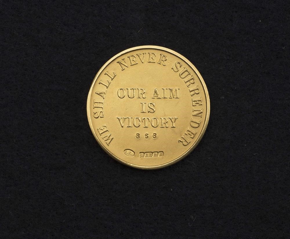 A 22CT GOLD WINSTON CHURCHILL MEDALLION Image