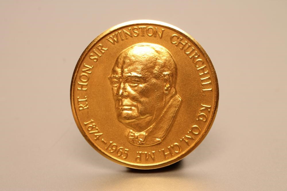 A 22CT GOLD WINSTON CHURCHILL MEDALLION Image