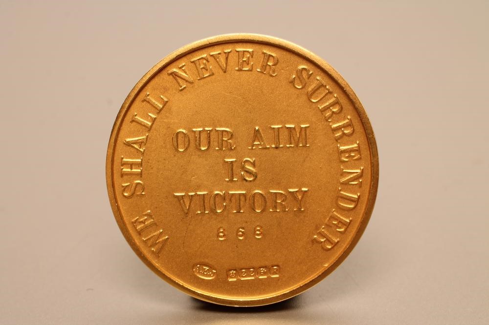 A 22CT GOLD WINSTON CHURCHILL MEDALLION Image