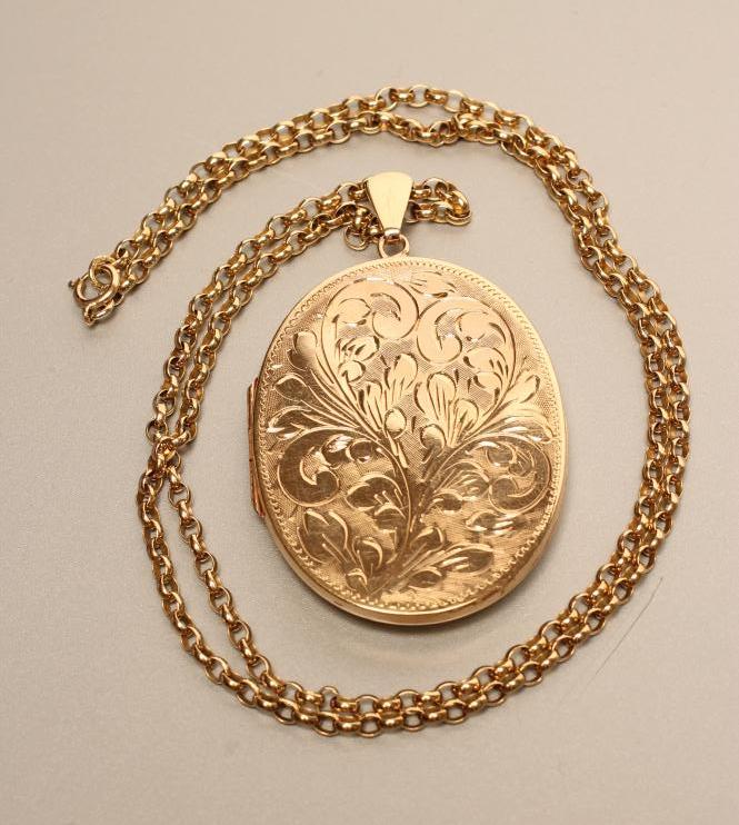 A 9CT GOLD OVAL LOCKET PENDANT Image