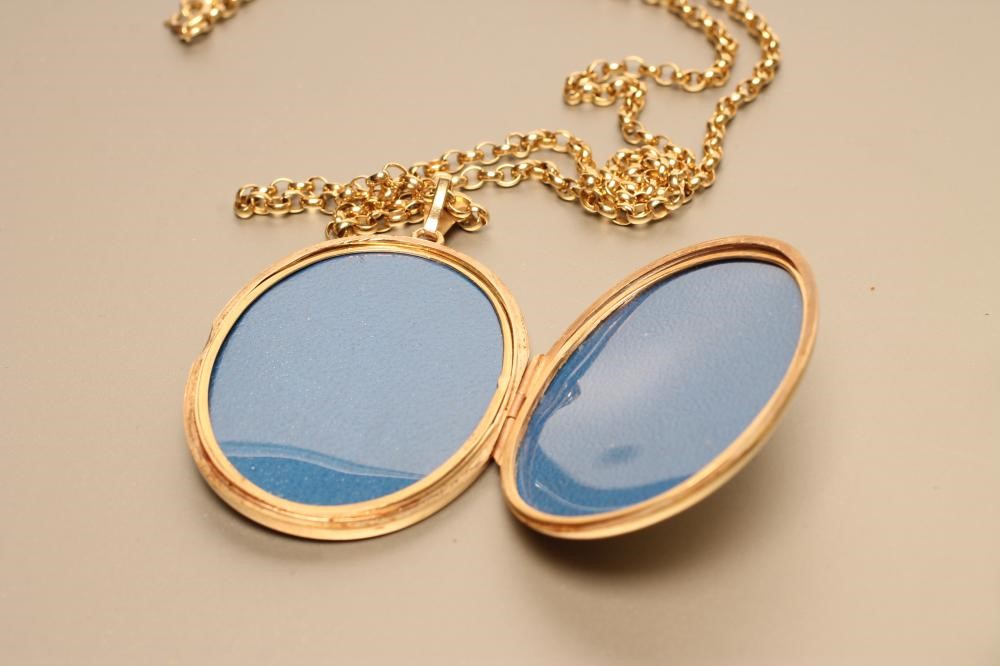 A 9CT GOLD OVAL LOCKET PENDANT Image