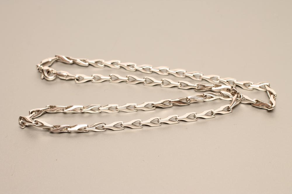 A 9CT WHITE GOLD "NEEDLELINK" CHAIN Image
