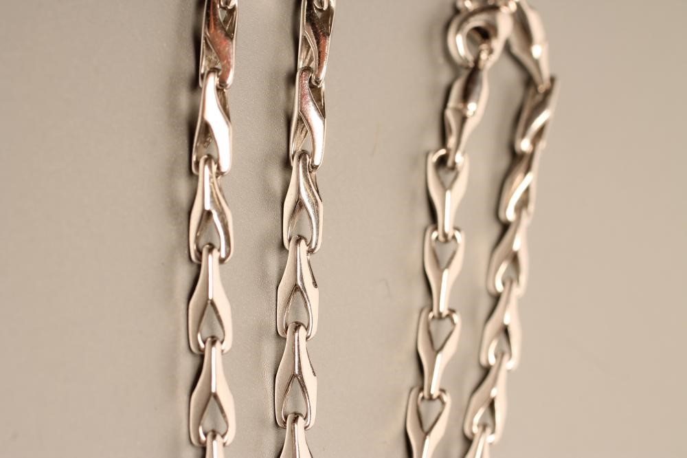 A 9CT WHITE GOLD "NEEDLELINK" CHAIN Image