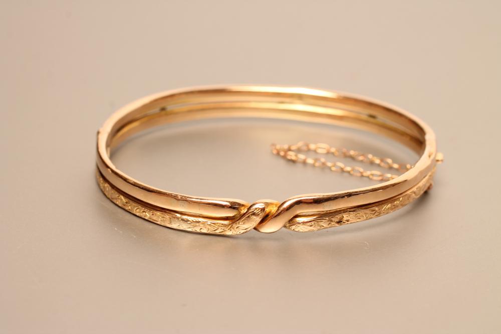 AN EDWARDIAN STIFF HINGED BANGLE Image