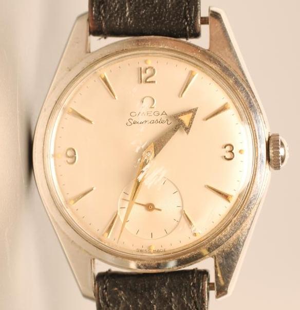 A GENTLEMAN'S STAINLESS STEEL "OMEGA SEAMASTER" WRISTWATCH Image