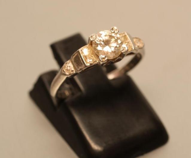 AN ART DECO DIAMOND RING Image