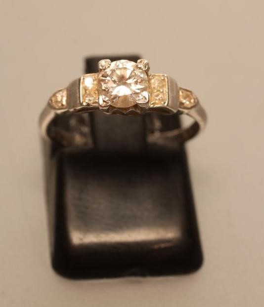 AN ART DECO DIAMOND RING Image