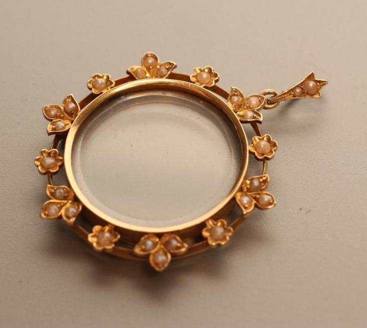 A LATE VICTORIAN PENDANT LOCKET Image