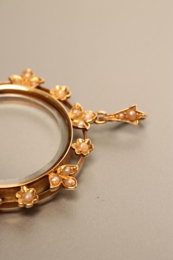 A LATE VICTORIAN PENDANT LOCKET Image