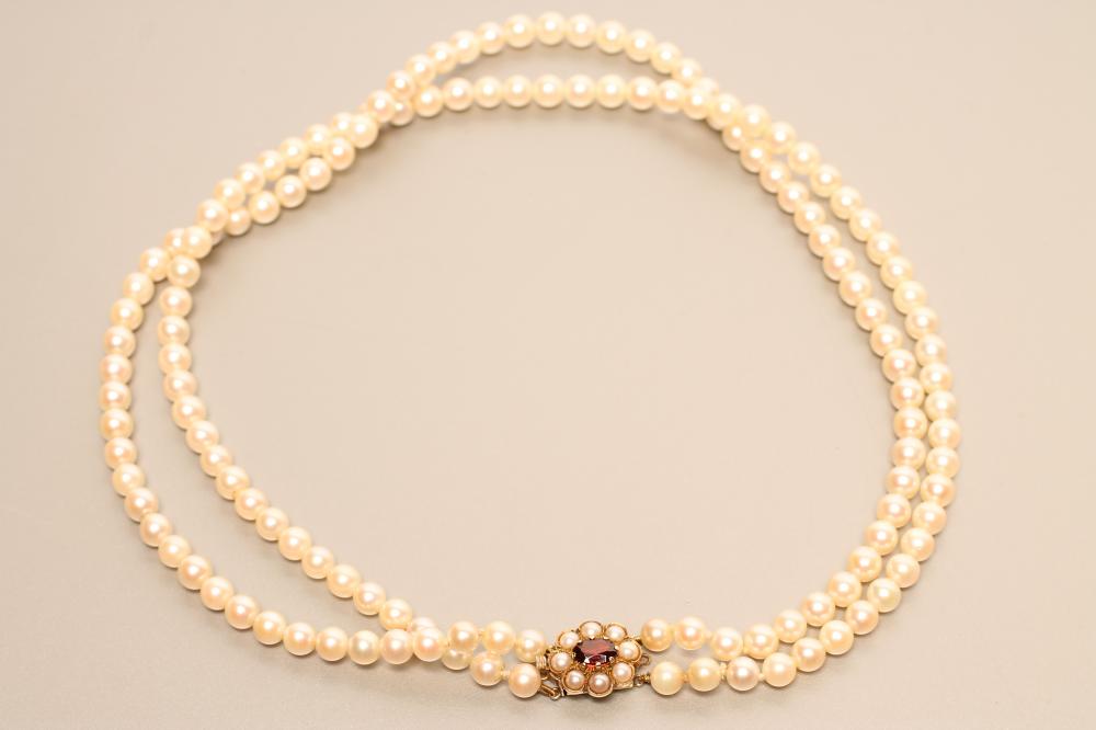 A DOUBLE STRAND CULTURED PEARL NECKLACE Image