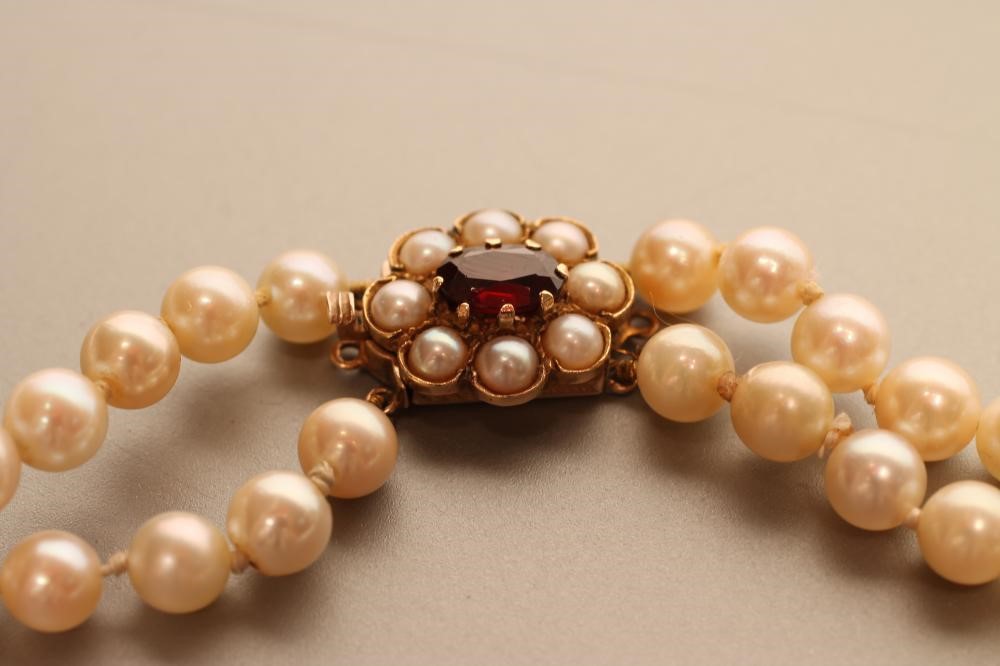 A DOUBLE STRAND CULTURED PEARL NECKLACE Image