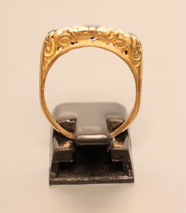 A SAPPHIRE AND DIAMOND RING Image