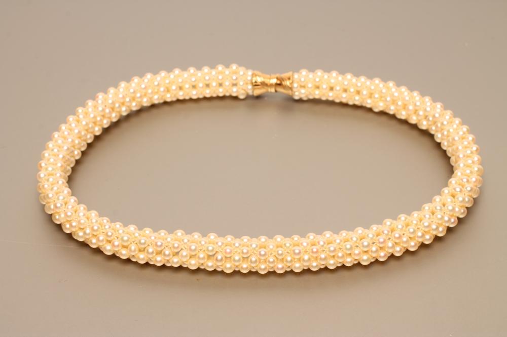 A CULTURED PEARL ROPE CHOKER Image