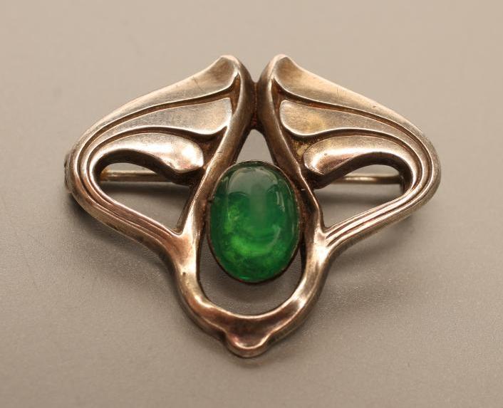 A JUGENDSTIL BROOCH Image