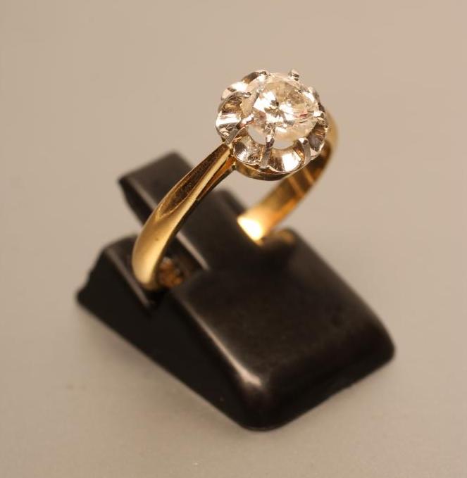 A SOLITAIRE DIAMOND RING Image