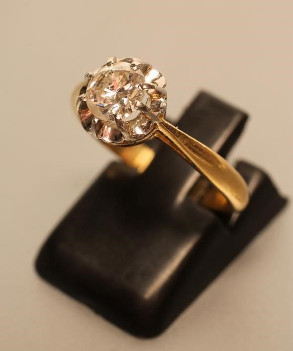 A SOLITAIRE DIAMOND RING Image