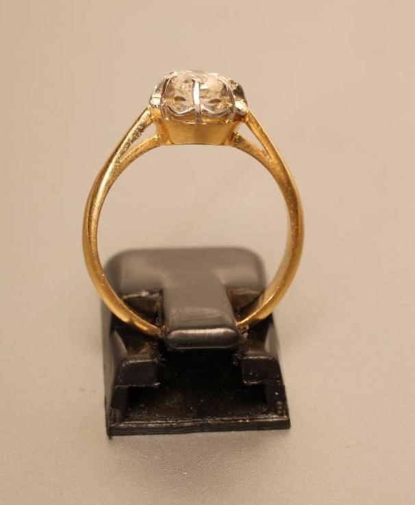A SOLITAIRE DIAMOND RING Image