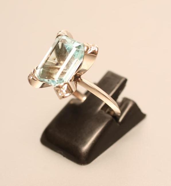 A COCKTAIL RING Image