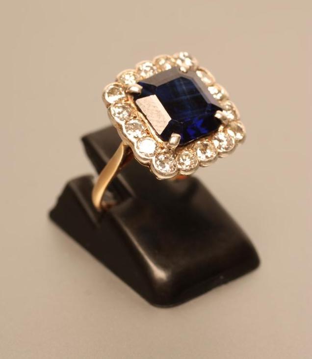 AN ART DECO SAPPHIRE AND DIAMOND CLUSTER RING Image