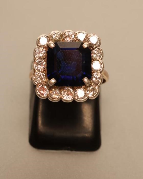 AN ART DECO SAPPHIRE AND DIAMOND CLUSTER RING Image