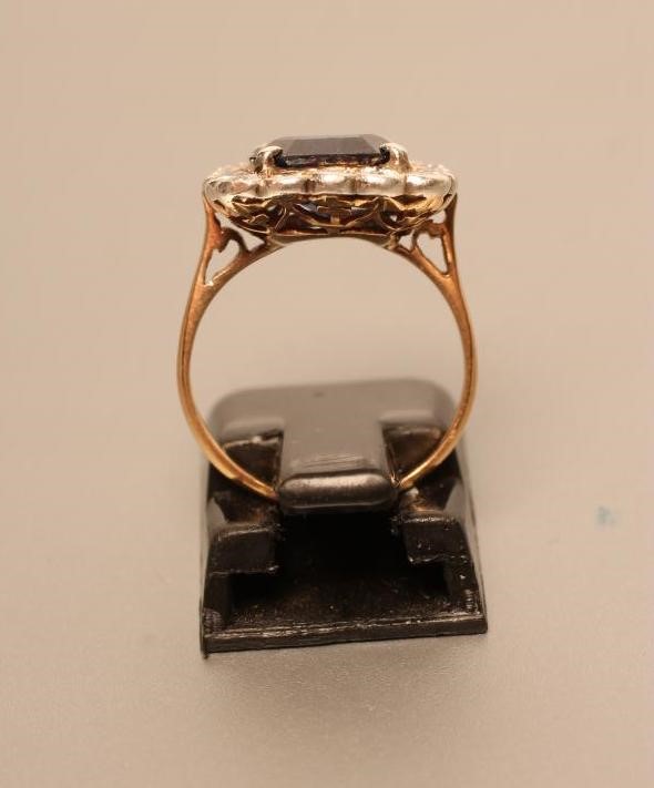 AN ART DECO SAPPHIRE AND DIAMOND CLUSTER RING Image