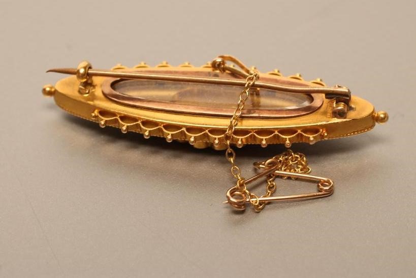 A LATE VICTORIAN 15CT GOLD BROOCH Image