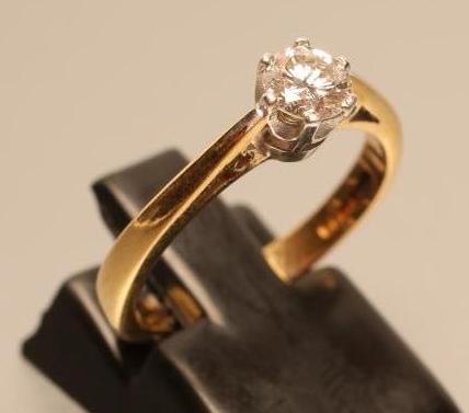 A SOLITAIRE DIAMOND RING Image