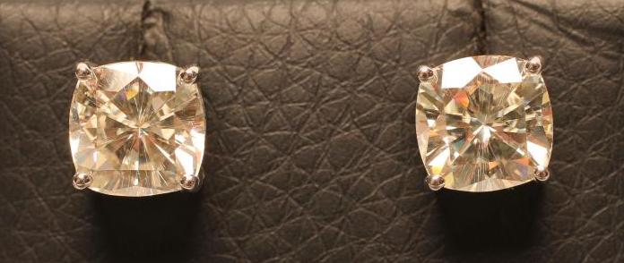 A PAIR OF STUD EARRINGS Image