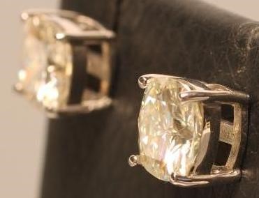A PAIR OF STUD EARRINGS Image