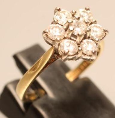A SEVEN STONE DIAMOND CLUSTER RING Image