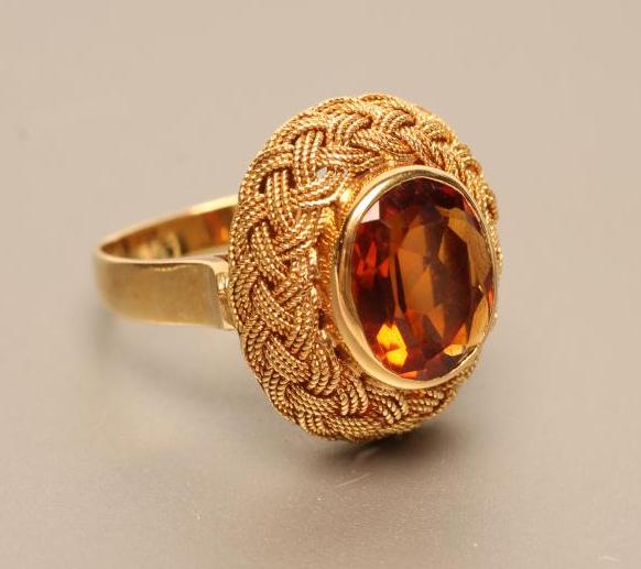 A MODERN 18CT GOLD DRESS RING Image