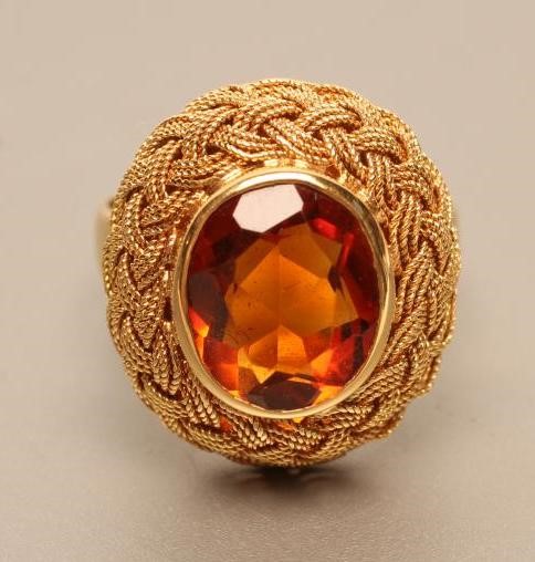 A MODERN 18CT GOLD DRESS RING Image