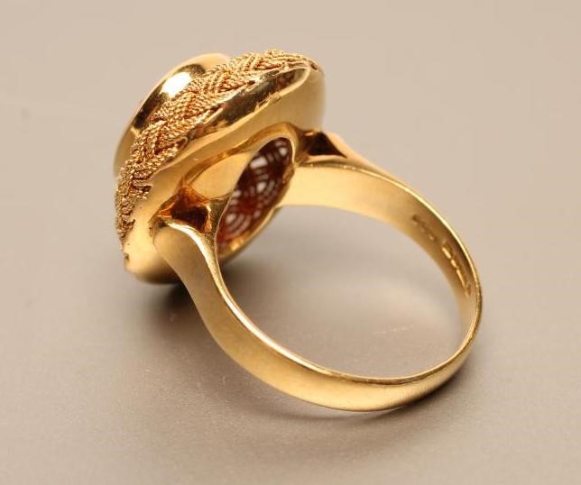 A MODERN 18CT GOLD DRESS RING Image