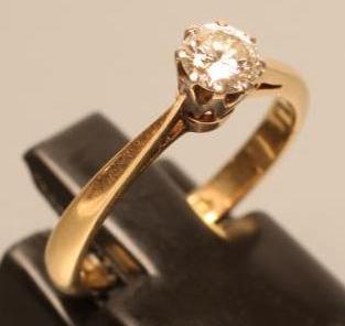 A SOLITAIRE DIAMOND RING Image