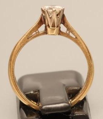 A SOLITAIRE DIAMOND RING Image