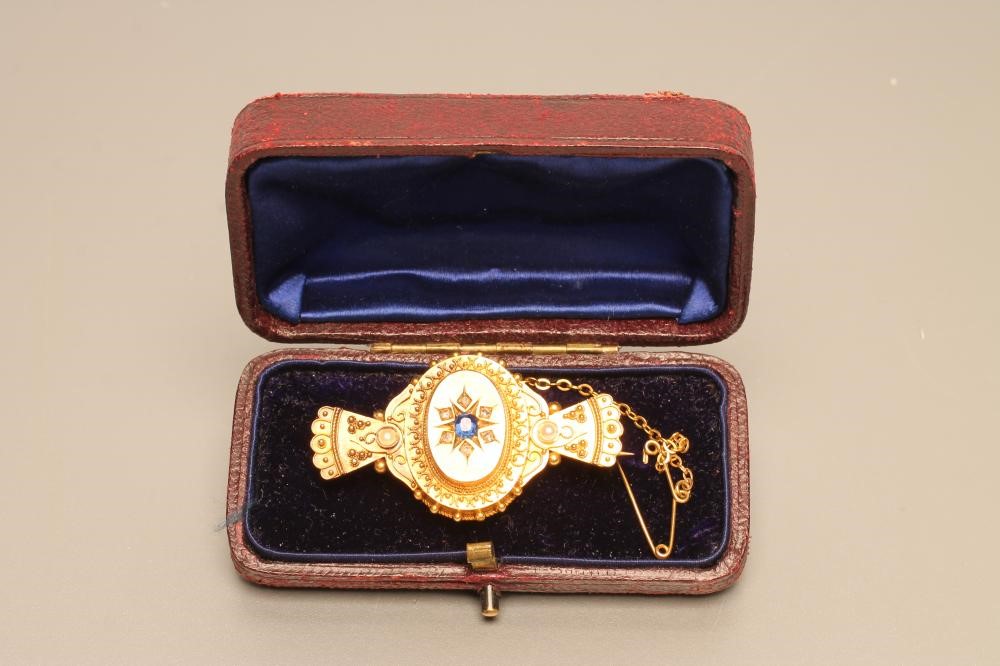 A VICTORIAN BROOCH Image