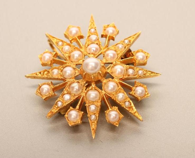 A 9CT GOLD AND SEED PEARL TARGET BROOCH/PENDANT Image