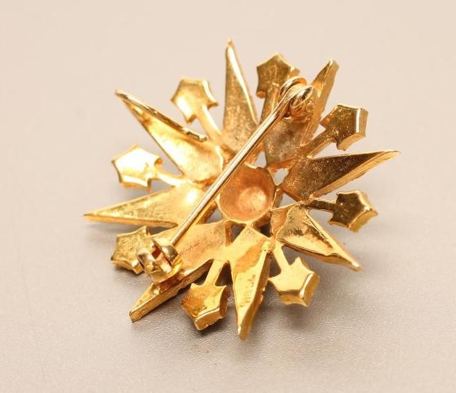A 9CT GOLD AND SEED PEARL TARGET BROOCH/PENDANT Image