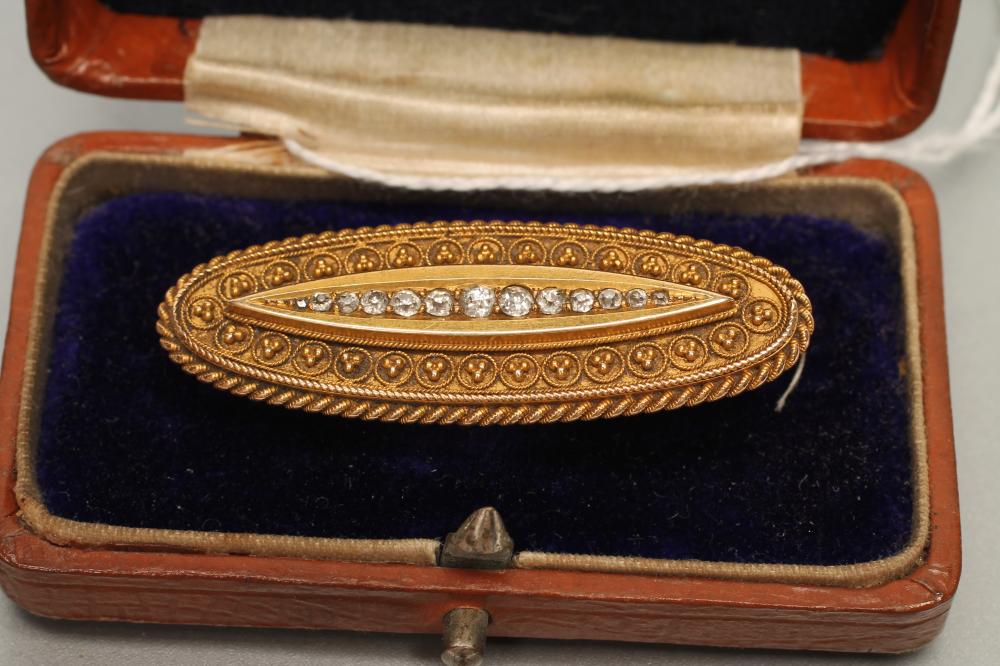 A LATE VICTORIAN OVAL BROOCH Image
