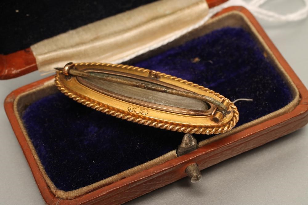 A LATE VICTORIAN OVAL BROOCH Image