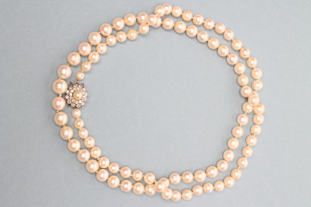 A CULTURED PEARL NECKLACE Image