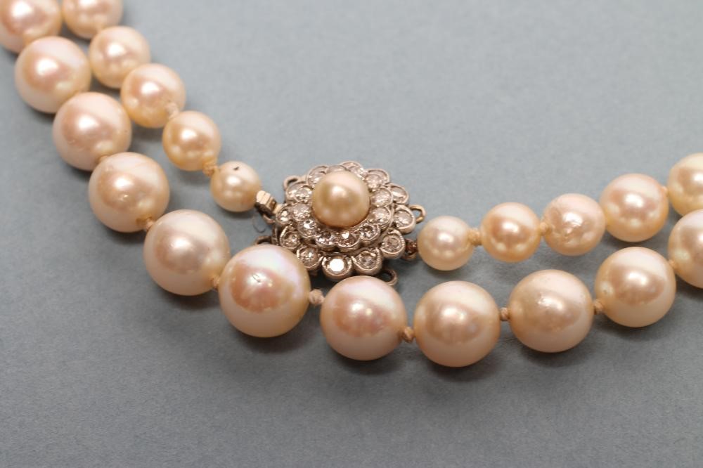 A CULTURED PEARL NECKLACE Image