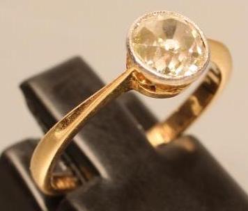 A DIAMOND SOLITAIRE RING Image