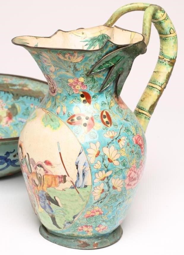 A CANTON ENAMEL TOILET JUG AND BASIN Image