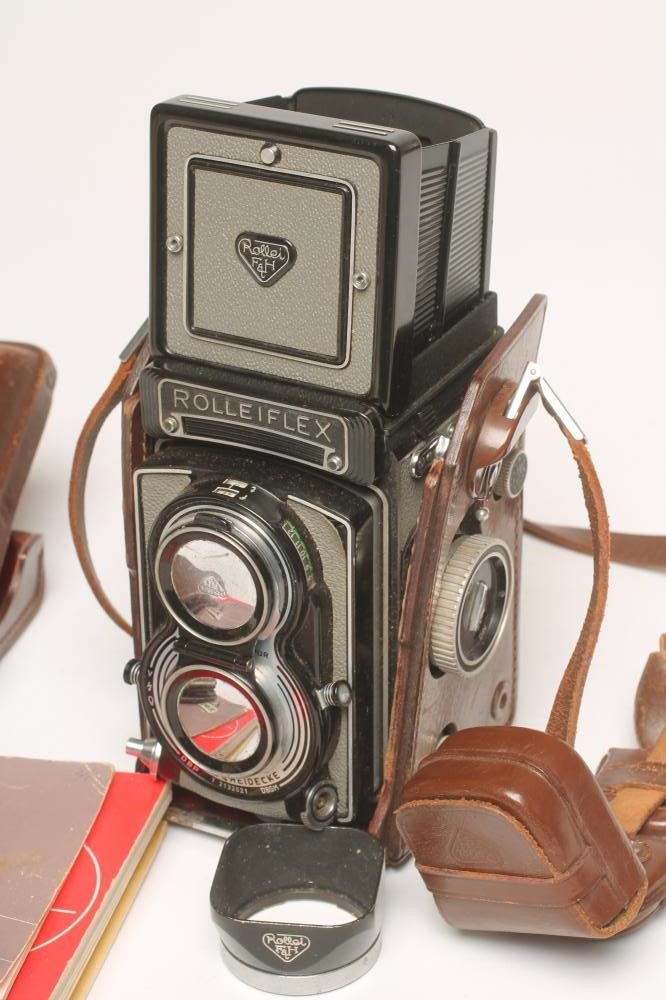 A ROLLEIFLEX "T" TWIN LENS CAMERA Image