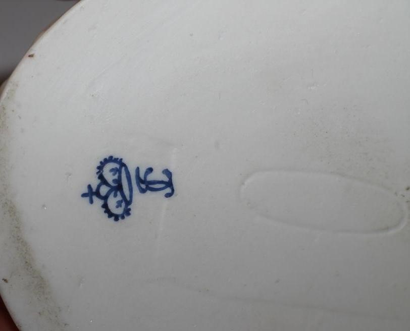 A CONTINENTAL PORCELAIN FIGURE GROUP Image