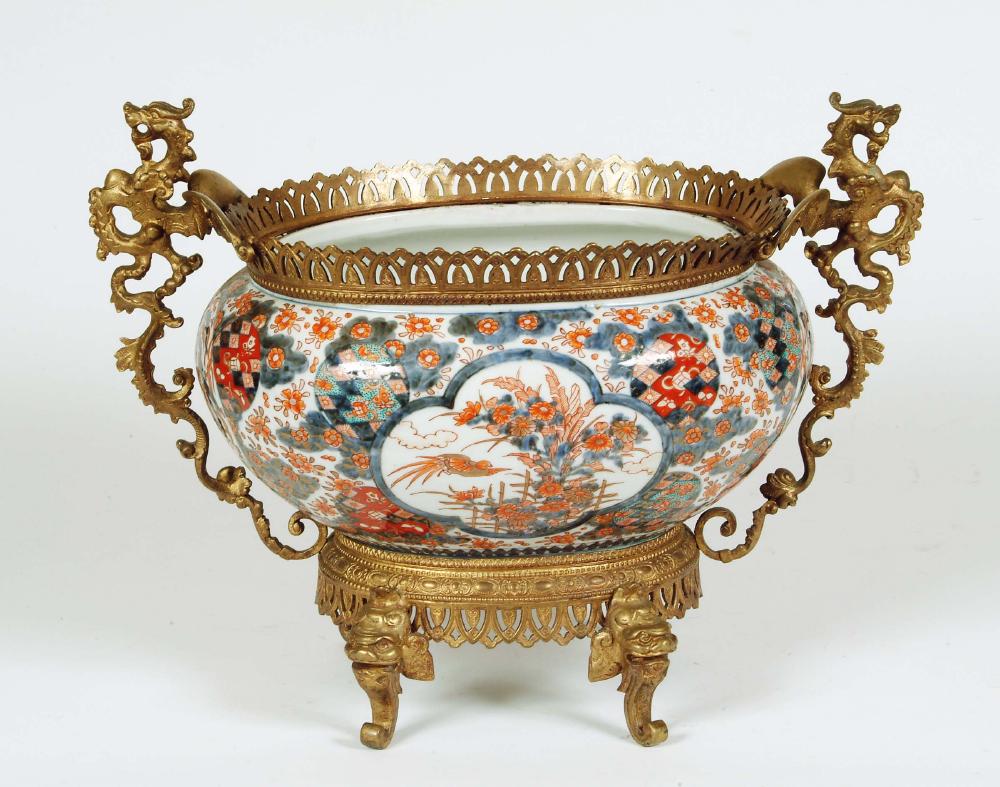 A LARGE JAPANESE IMARI PORCELAIN BOWL of oval baluster form Image